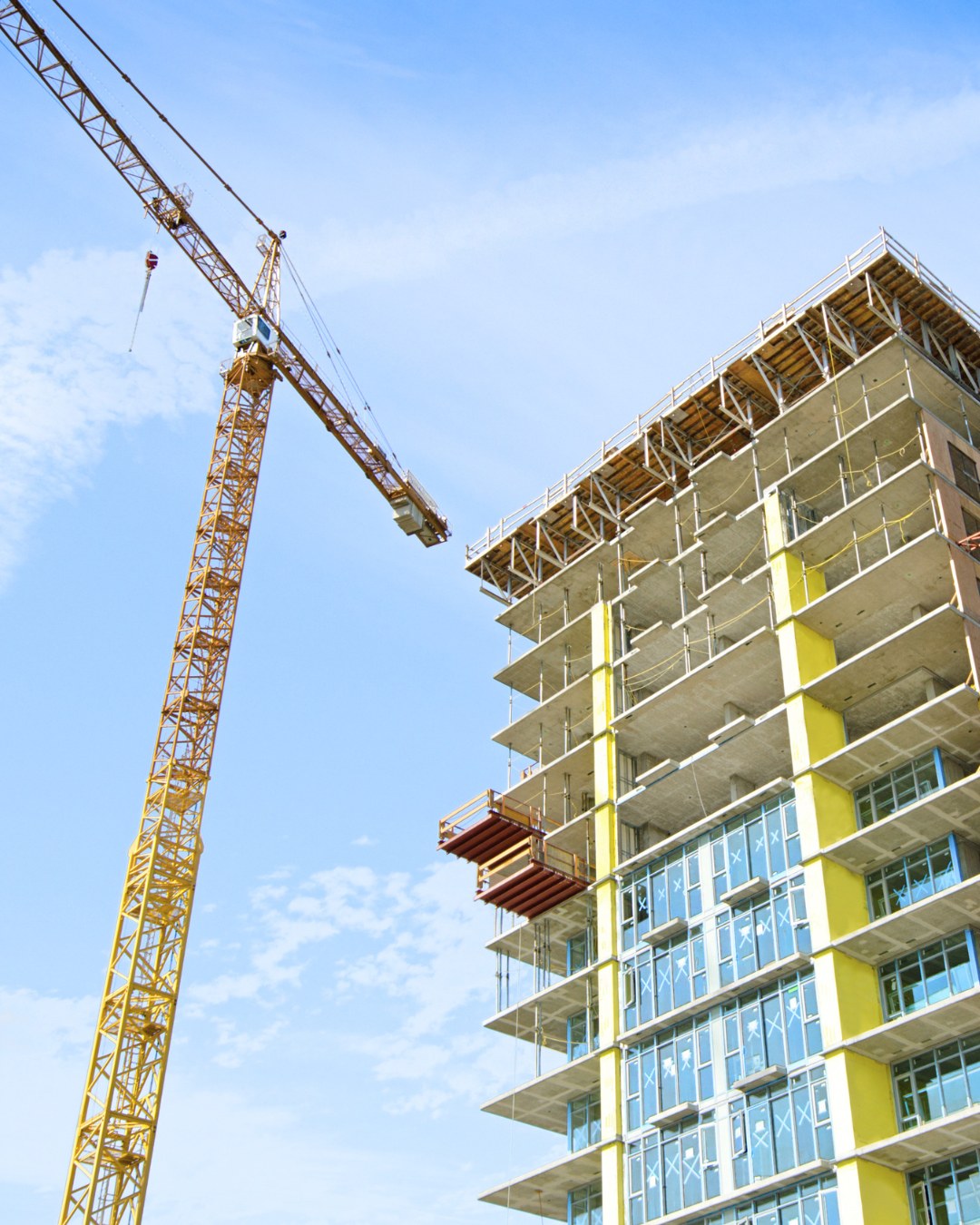 Immeuble en construction avec grue de chantier