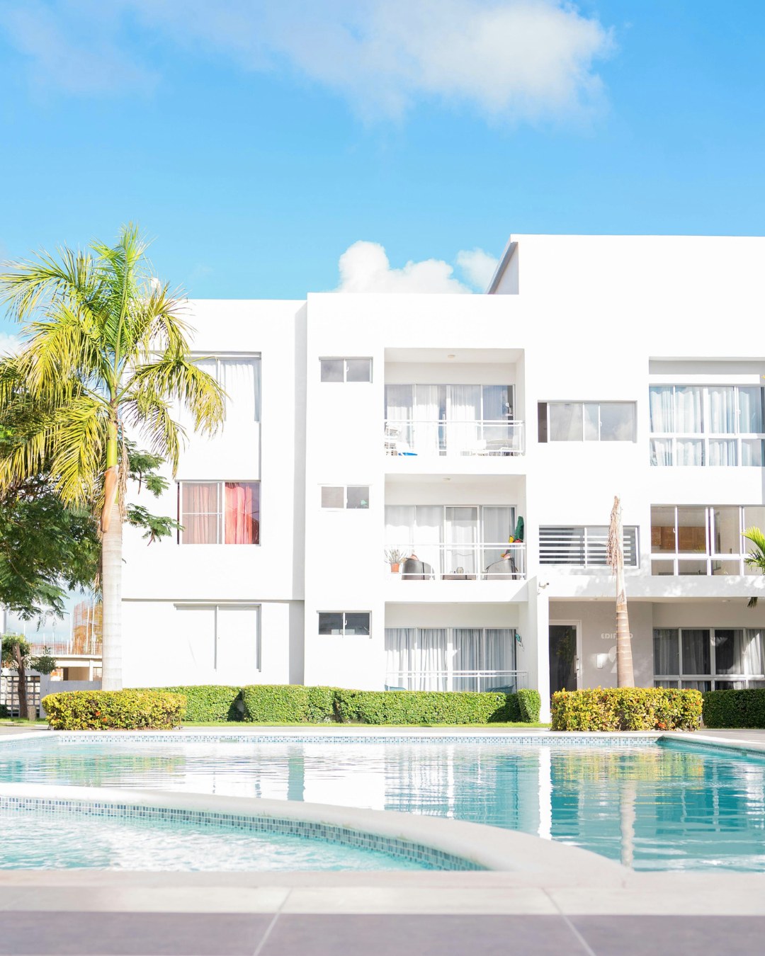 Résidence moderne avec piscine