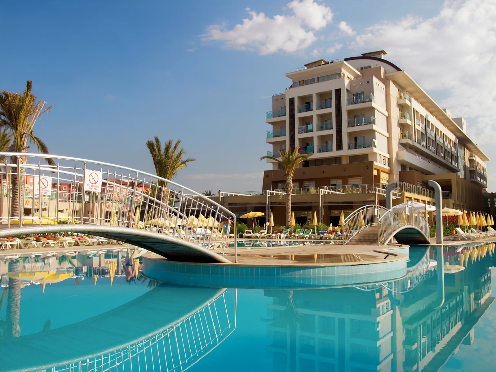 Hôtel avec piscine et palmiers